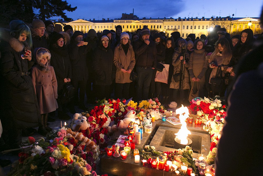 «Дети, простите нас, взрослых»: как в Петербурге прошли акции памяти на Дворцовой площади и Марсовом поле. 20 фотографий