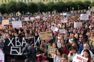 На митинг в поддержку сестер Хачатурян в Петербурге пришли больше 1000 человек. Одно фото с площади Ленина