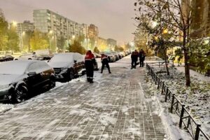 В Петербурге вновь поднимут зарплаты дворникам. Их не удается набрать в нужном количестве